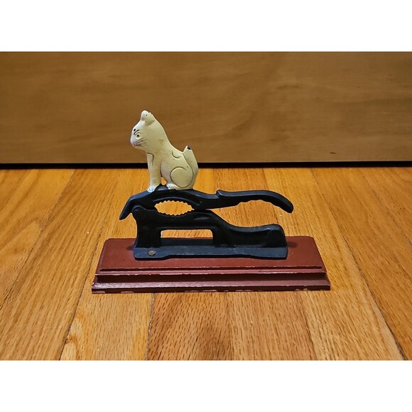 Vintage Cast Iron White Cat Nutcracker On Wooden Base - Picture 3 of 12